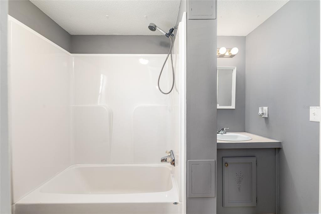 5600 Southeast 39th Street Trenton, FL 32693 - Photo 34 of 73 a bathroom with a bath tub and a sink