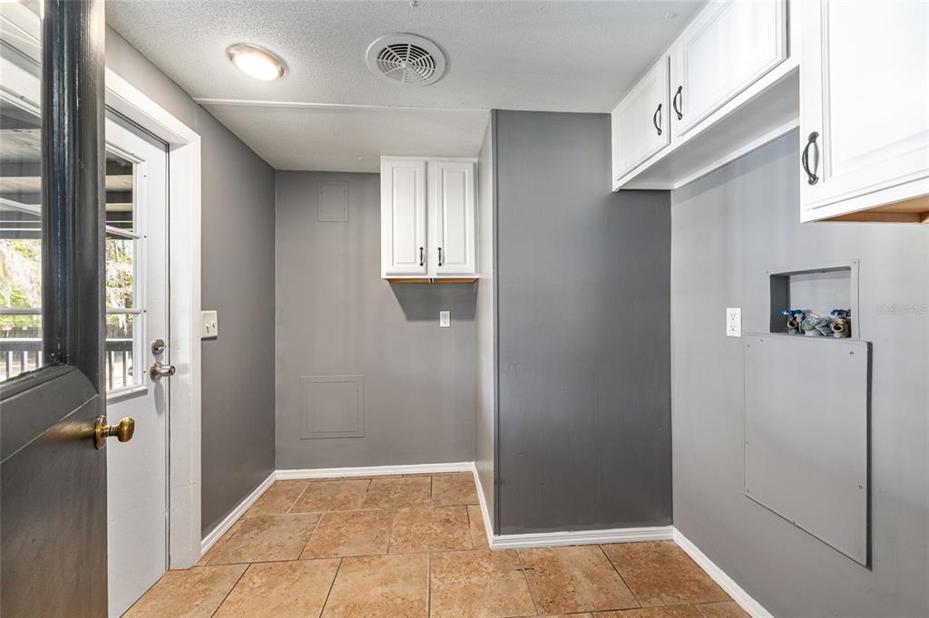 5600 Southeast 39th Street Trenton, FL 32693 - Photo 37 of 73 a view of a hallway with closet and windows