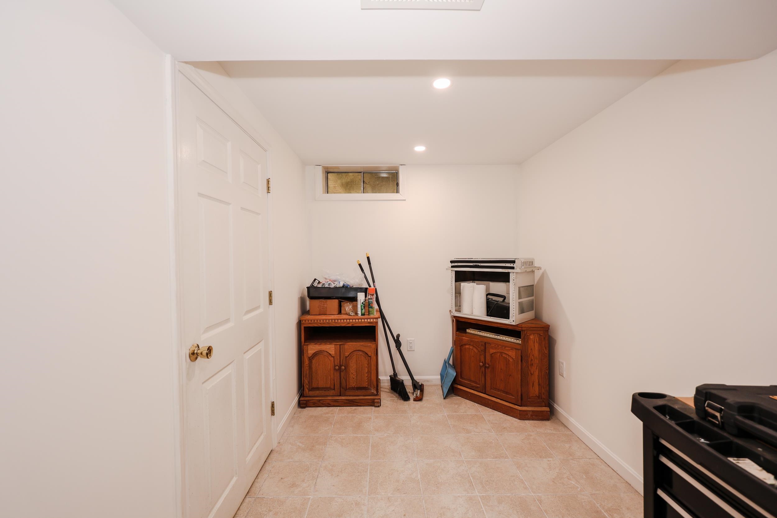 267 Winding Pond Road Londonderry, NH 03053 - Photo 23 of 34