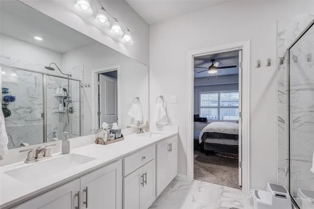 a en suite bathroom with double sink and a large mirror