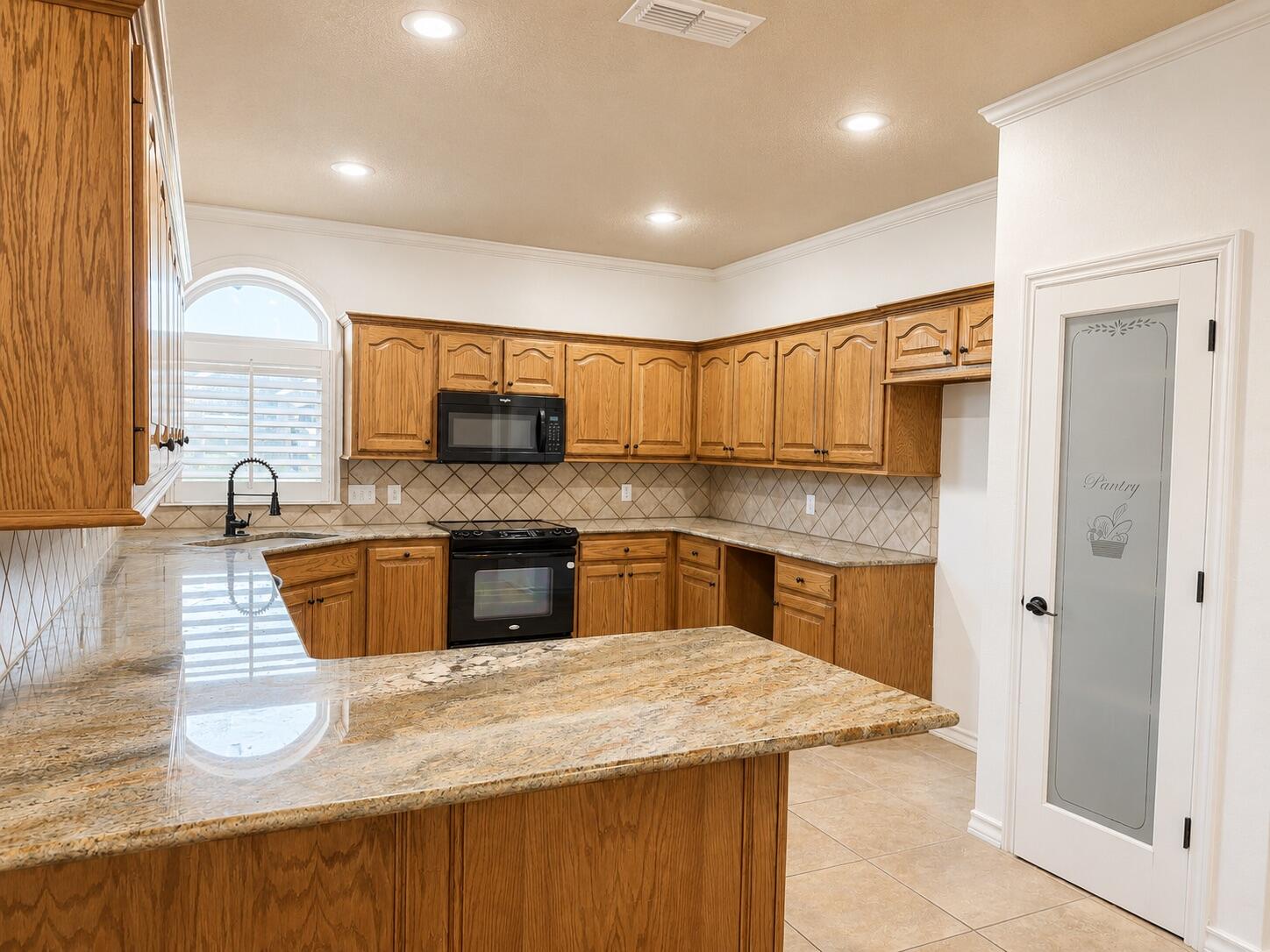 6207 75th Place Lubbock, TX 79424 - Photo 3 of 16 Kitchen1