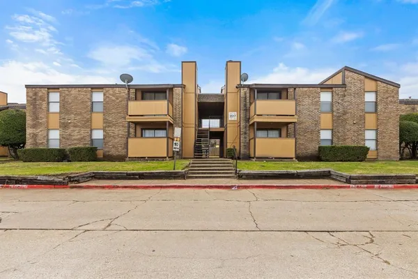 $1,035 | 2515 Altamesa Boulevard, Fort Worth, TX 76133