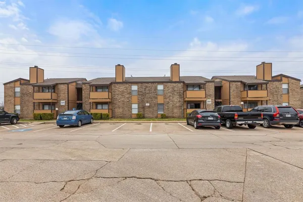 $1,035 | 2515 Altamesa Boulevard, Fort Worth, TX 76133
