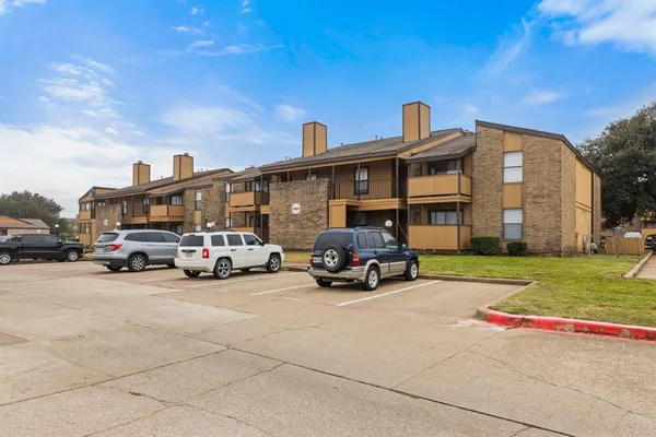$1,035 | 2515 Altamesa Boulevard, Fort Worth, TX 76133