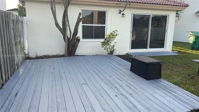 a view of a back yard