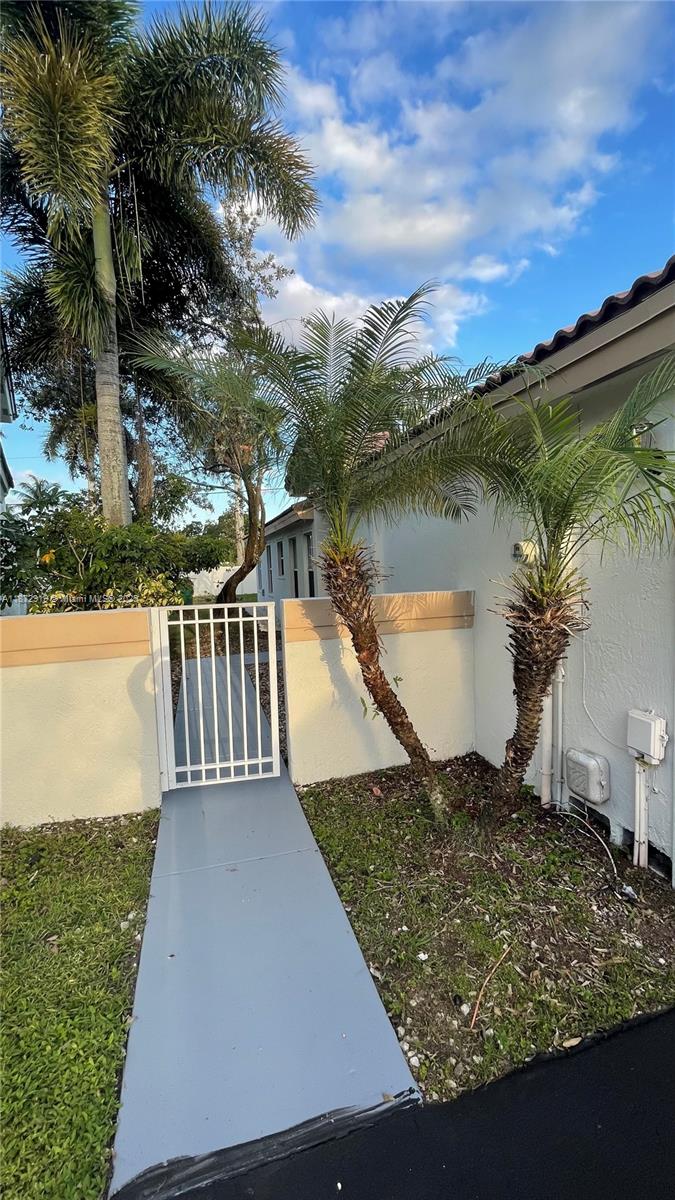 6952 Southwest 148 Lane Davie, FL 33331 - Photo 30 of 100 a view of a backyard of the house