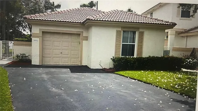 a view of a house with backyard and sitting area