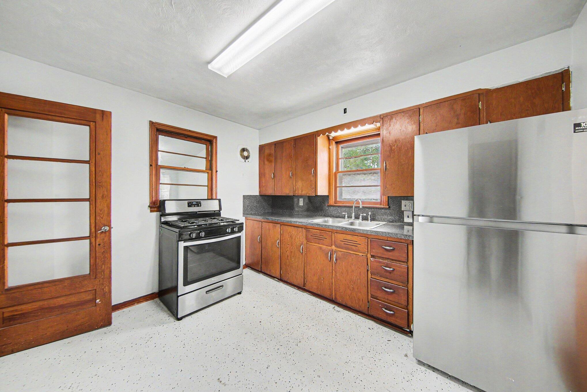 853 Addison Street Adrian, MI 49221 - Photo 11 of 30 012_dscf5596_555