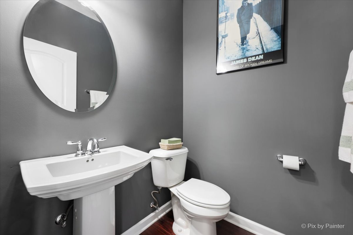 4375 Rudyard Kipling Road Elgin, IL 60124 - Photo 15 of 33 a bathroom with a toilet sink and mirror