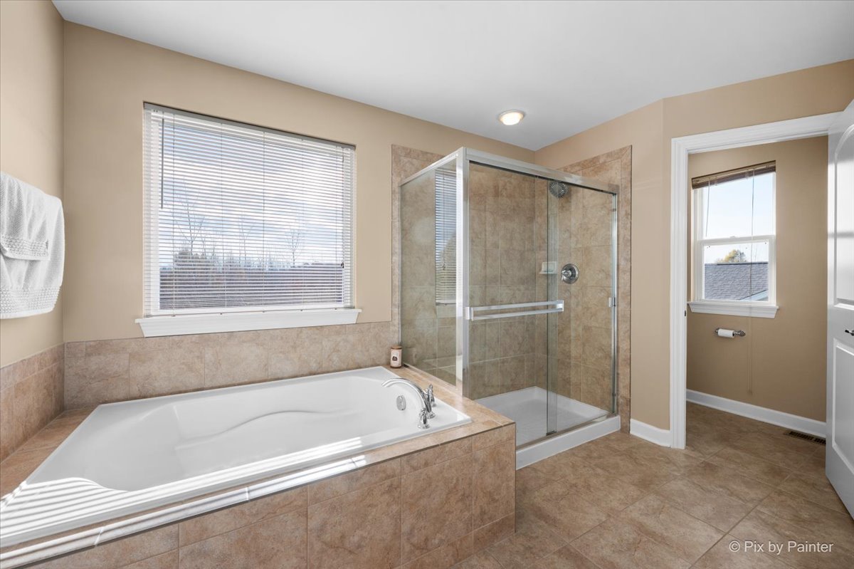 4375 Rudyard Kipling Road Elgin, IL 60124 - Photo 22 of 33 a bathroom with a bathtub and a shower
