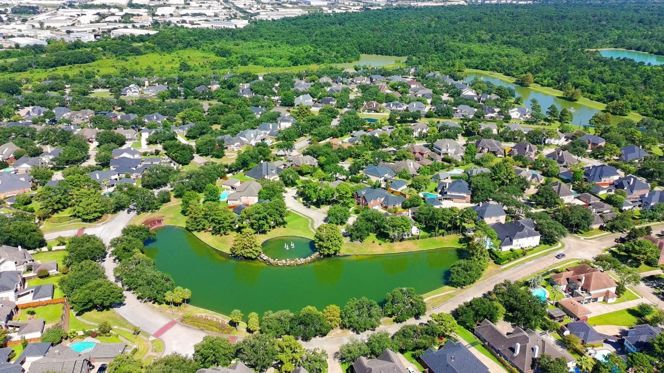 5515 Chase Harbor Houston, TX 77041 - Photo 45 of 48 Aerial perspective showcases the lush tree-lined streets, winding lakes & thoughtfully designed layout of this highly sought-after guard-gated community.
