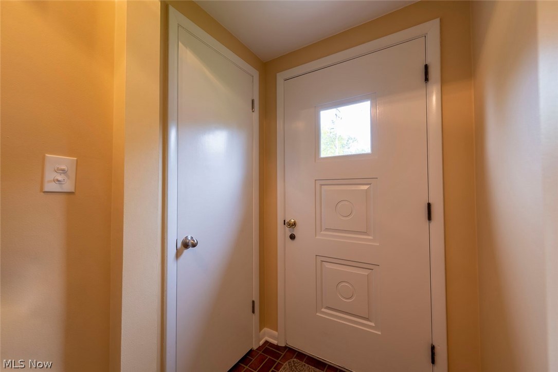 1396 Gordon Road Lyndhurst, OH 44124 - Photo 2 of 33