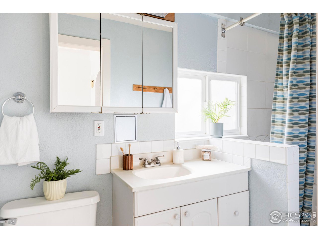 635 Alpine Avenue Boulder, CO 80304 - Photo 13 of 22 a bathroom with a sink and a mirror