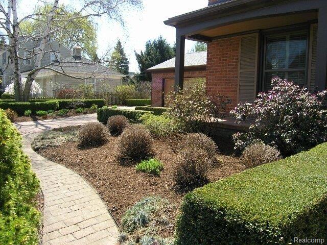 81 Colonial Road Grosse Pointe, MI 48236 - Photo 21 of 25 Perennial Gardens