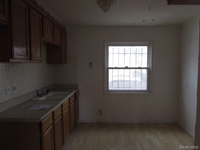 20047 Moross Road Detroit, MI 48224 - Photo 7 of 15 261-810047-kitchen.JPG