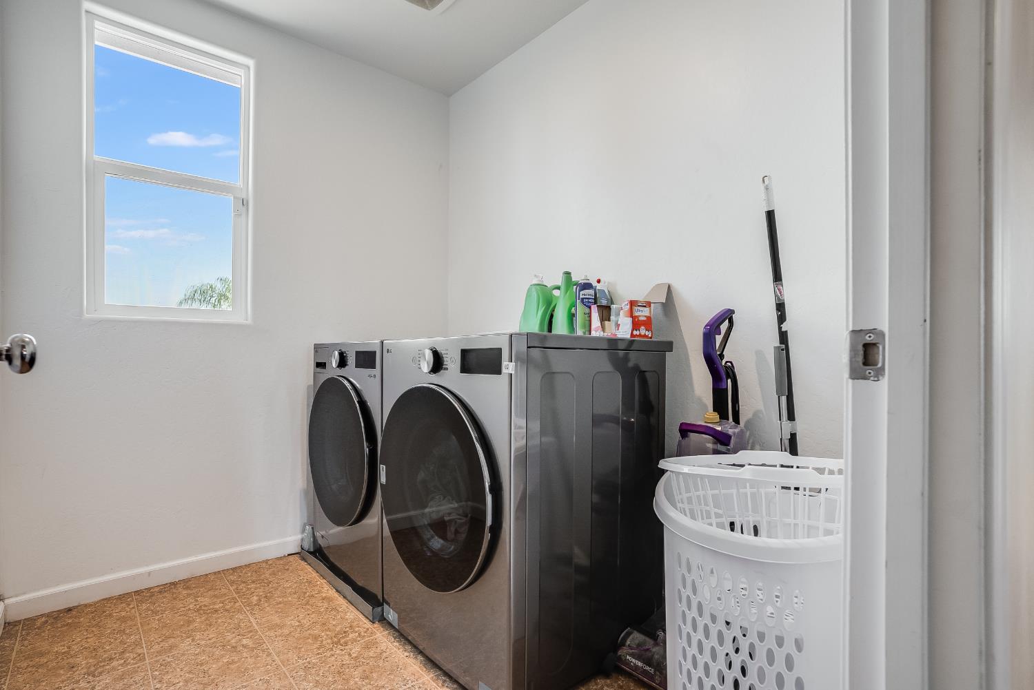 1869 East Gum Avenue Reedley, CA 93654 - Photo 18 of 27