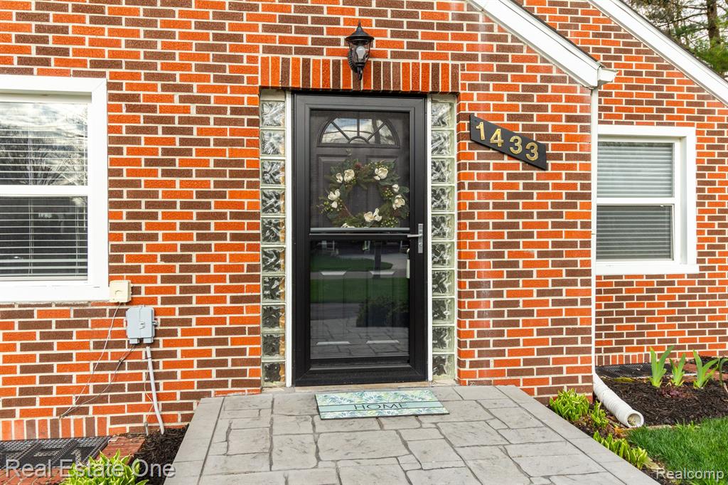 1433 Courtland Boulevard Rochester Hills, MI 48307 - Photo 3 of 35
