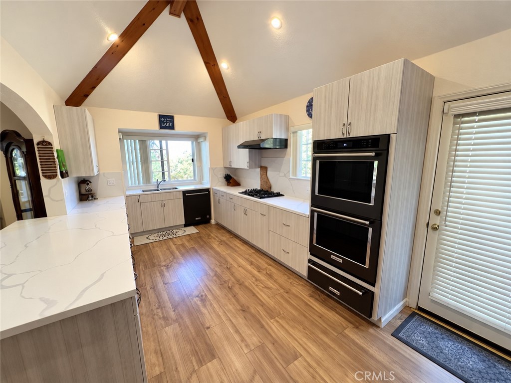 975 Hospital Road Lake Arrowhead, CA 92352 - Photo 10 of 67 Kitchen