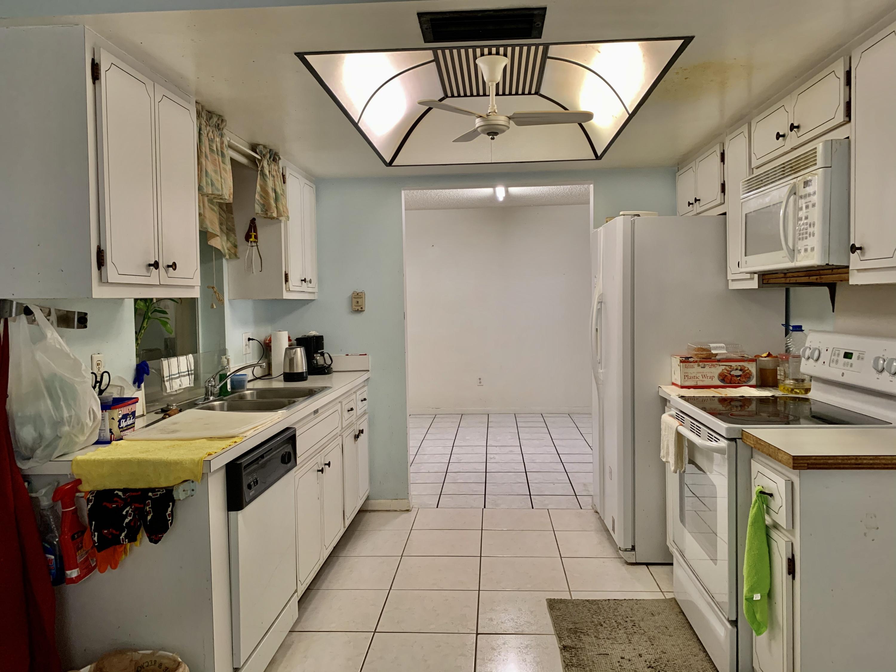22708 Southwest 64th Way Boca Raton, FL 33428 - Photo 5 of 16 Kitchen