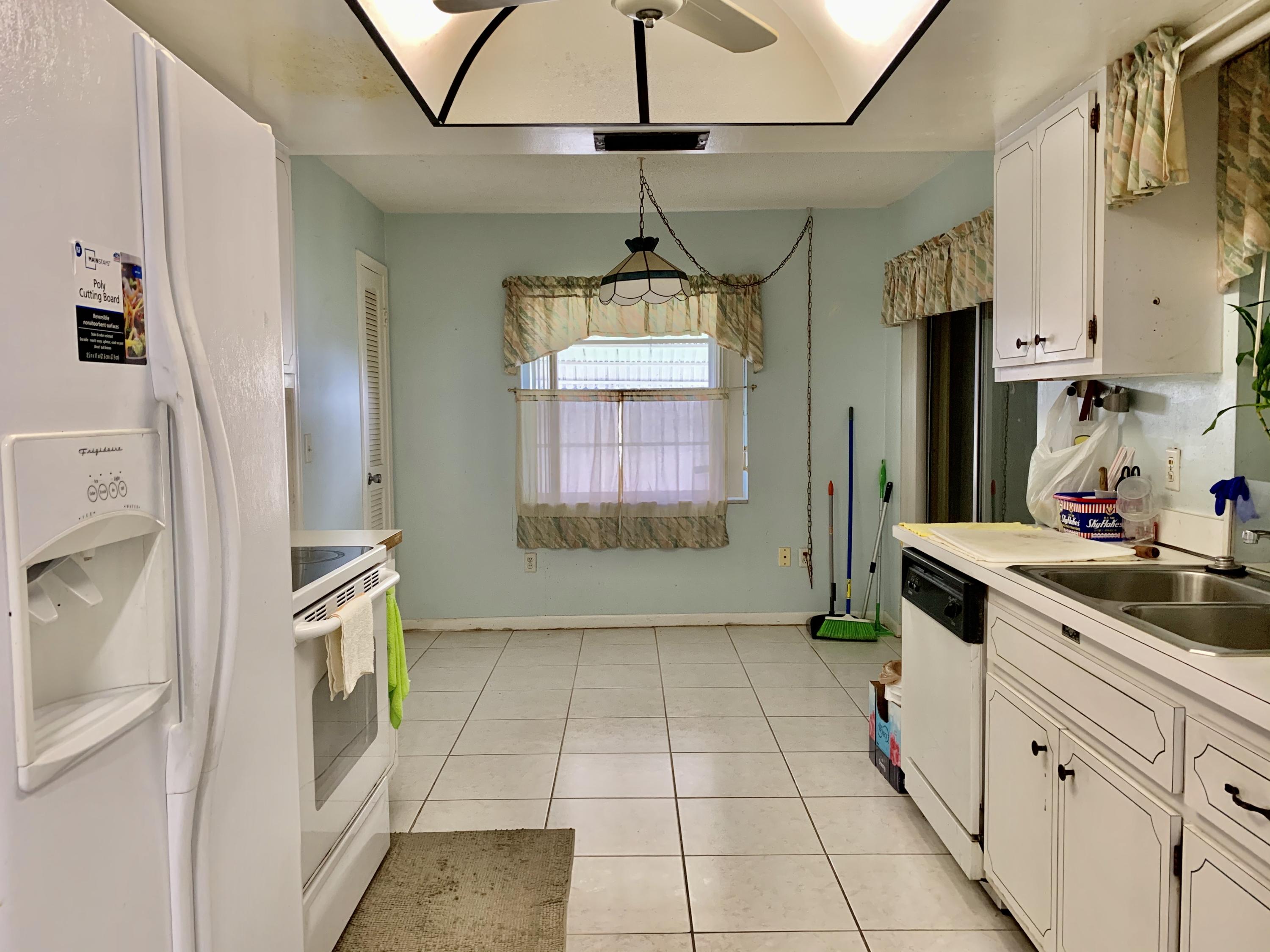 22708 Southwest 64th Way Boca Raton, FL 33428 - Photo 6 of 16 Kitchen