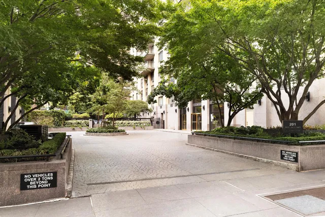 $1,095,000 | 201 West 70th Street, Unit 26G | Upper West Side