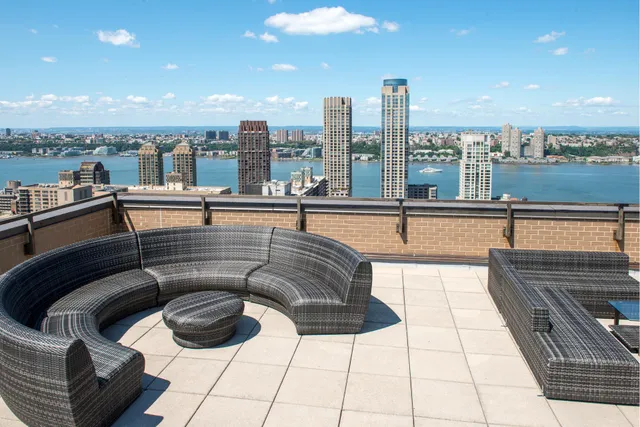 $1,095,000 | 201 West 70th Street, Unit 26G | Upper West Side