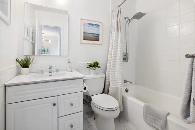 $1,095,000 | 201 West 70th Street, Unit 26G | Upper West Side