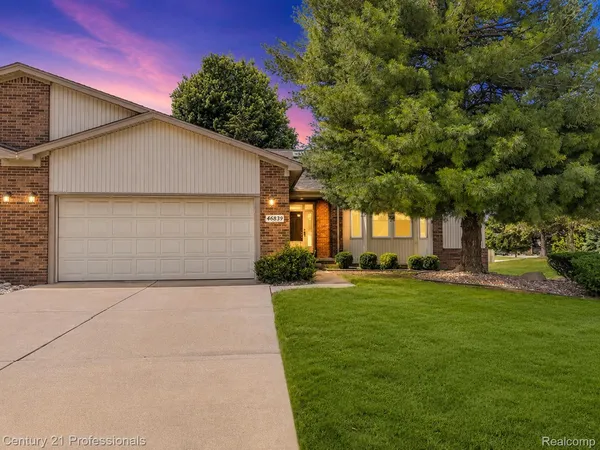 $279,900 | 46839 Scotch Pine Lane, Macomb, MI 48042