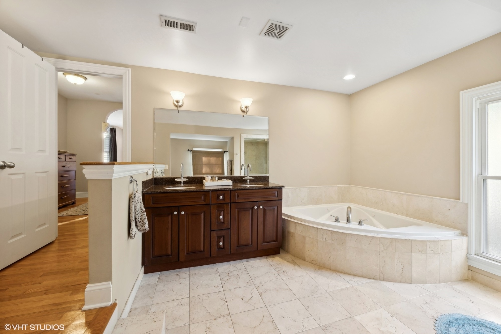 129 Barrypoint Road Riverside, IL 60546 - Photo 26 of 39 a bathroom with a bathtub sink and mirror