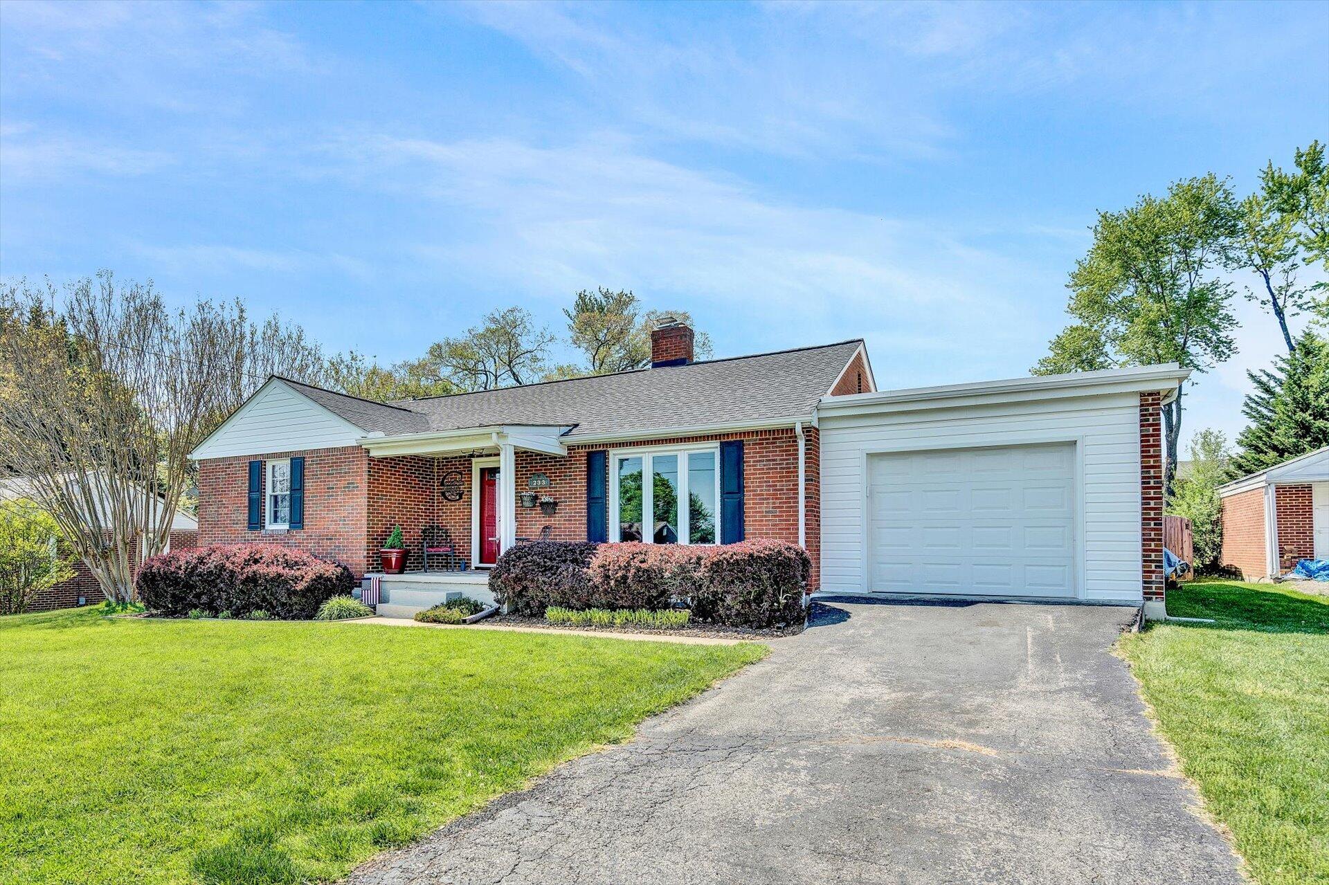 233 Knoll Road Roanoke, VA 24019 - Photo 2 of 32 02-042020230103