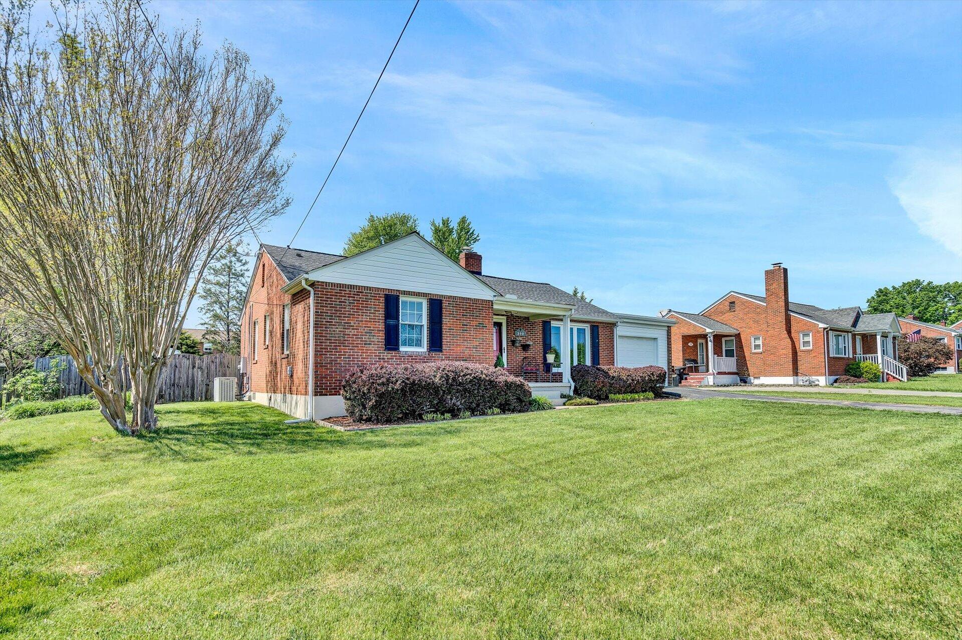 233 Knoll Road Roanoke, VA 24019 - Photo 3 of 32 03-042020230106