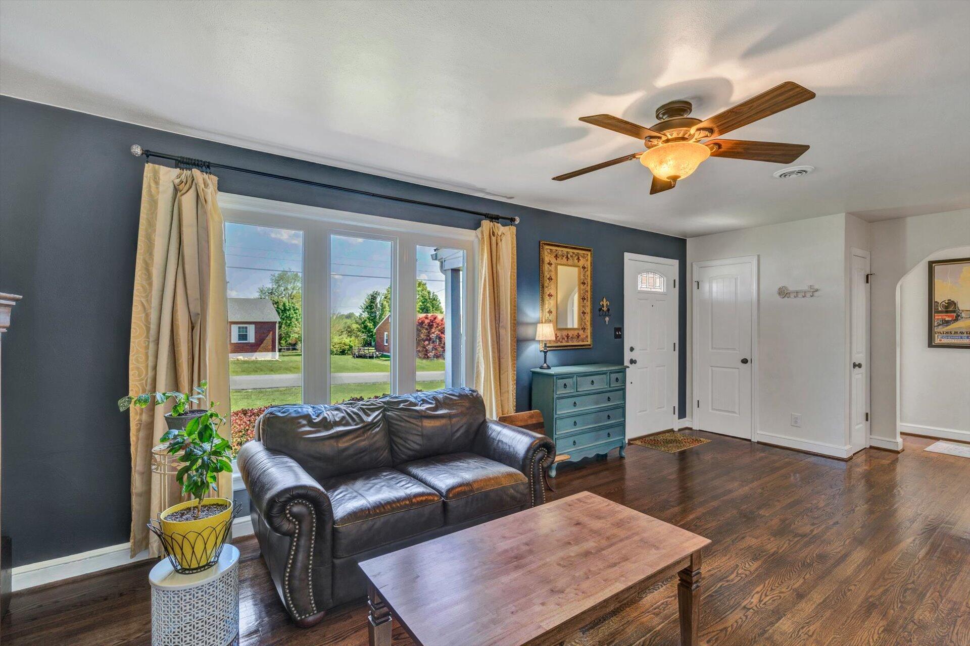 233 Knoll Road Roanoke, VA 24019 - Photo 6 of 32 06-042020230001