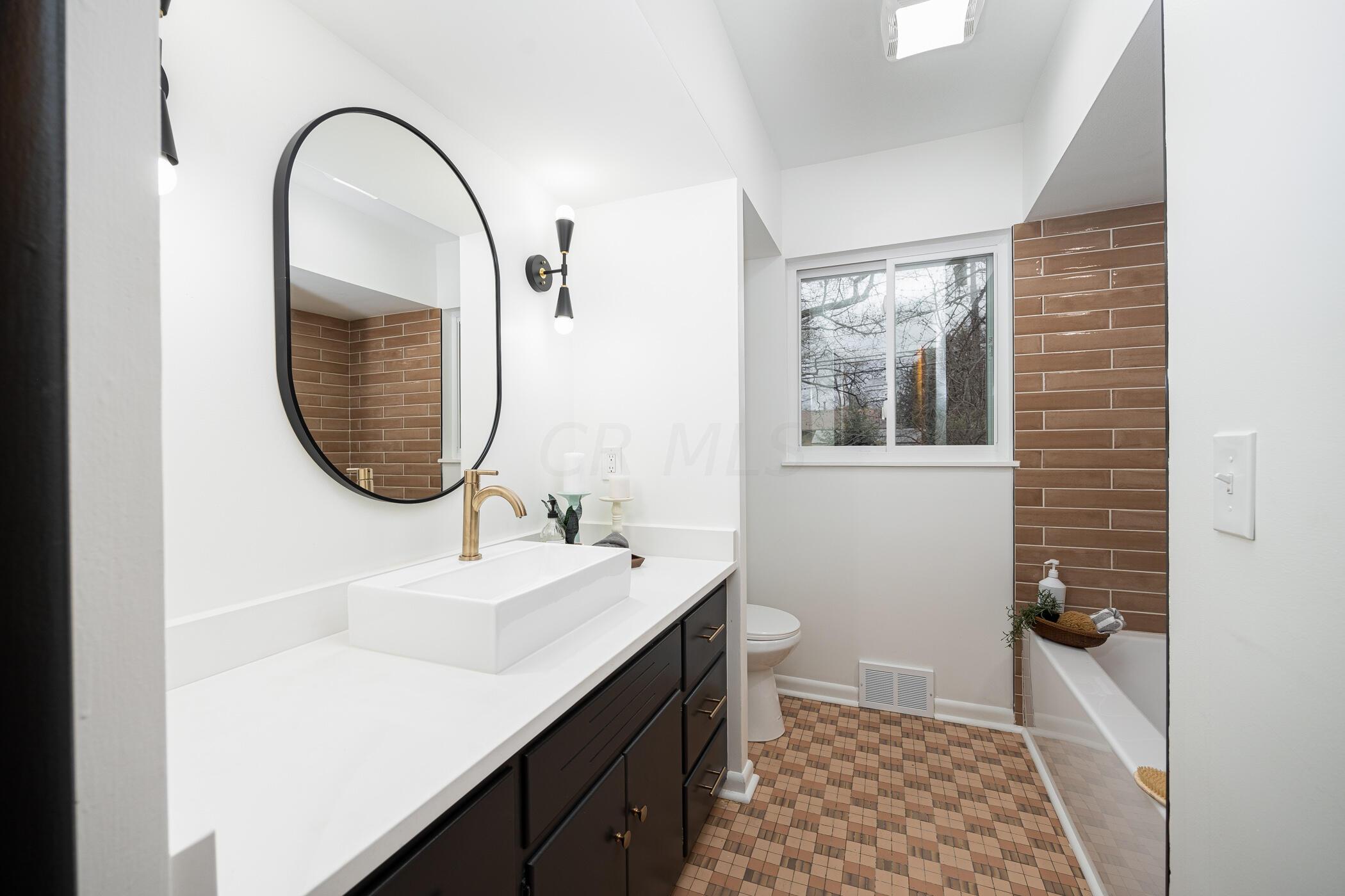 2864 Castlewood Road Columbus, OH 43209 - Photo 20 of 45 Full Bath 2