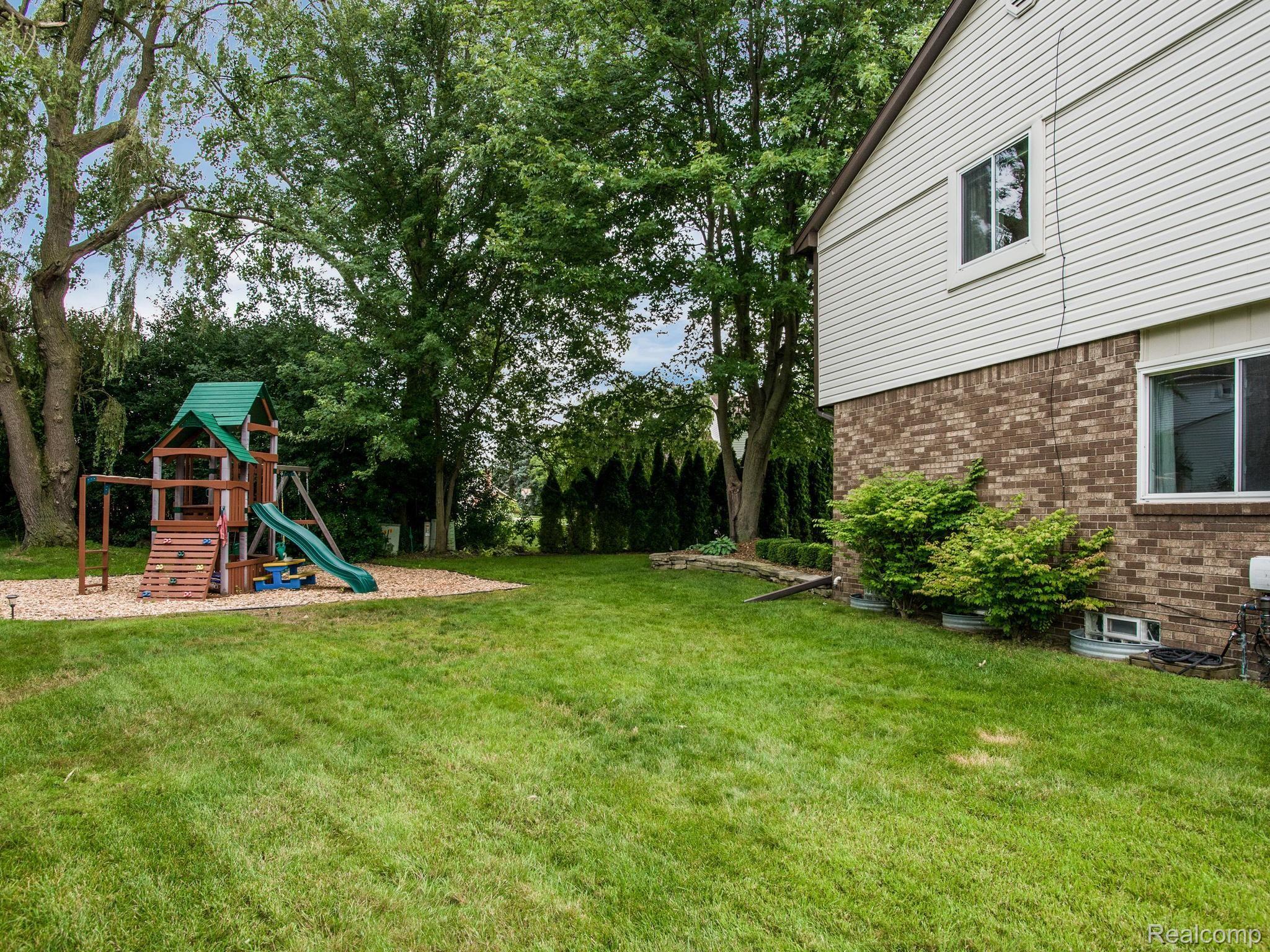 843 Dumont Place Rochester, MI 48307 - Photo 25 of 31 843 Dumont Pl Rochester Hills-024-023-843 Dumont0024-MLS_Size.jpg