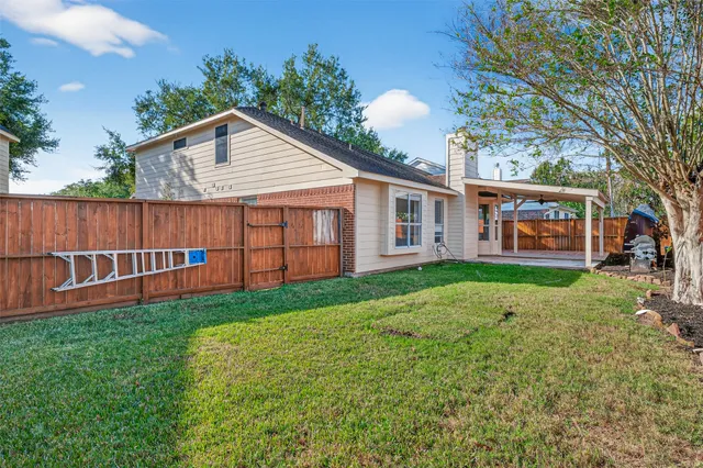 a view of a house with backyard and garden