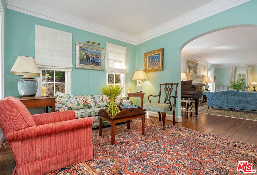 208 South Plymouth Boulevard Los Angeles, CA 90004 - Photo 14 of 44 a living room with furniture and wooden floor