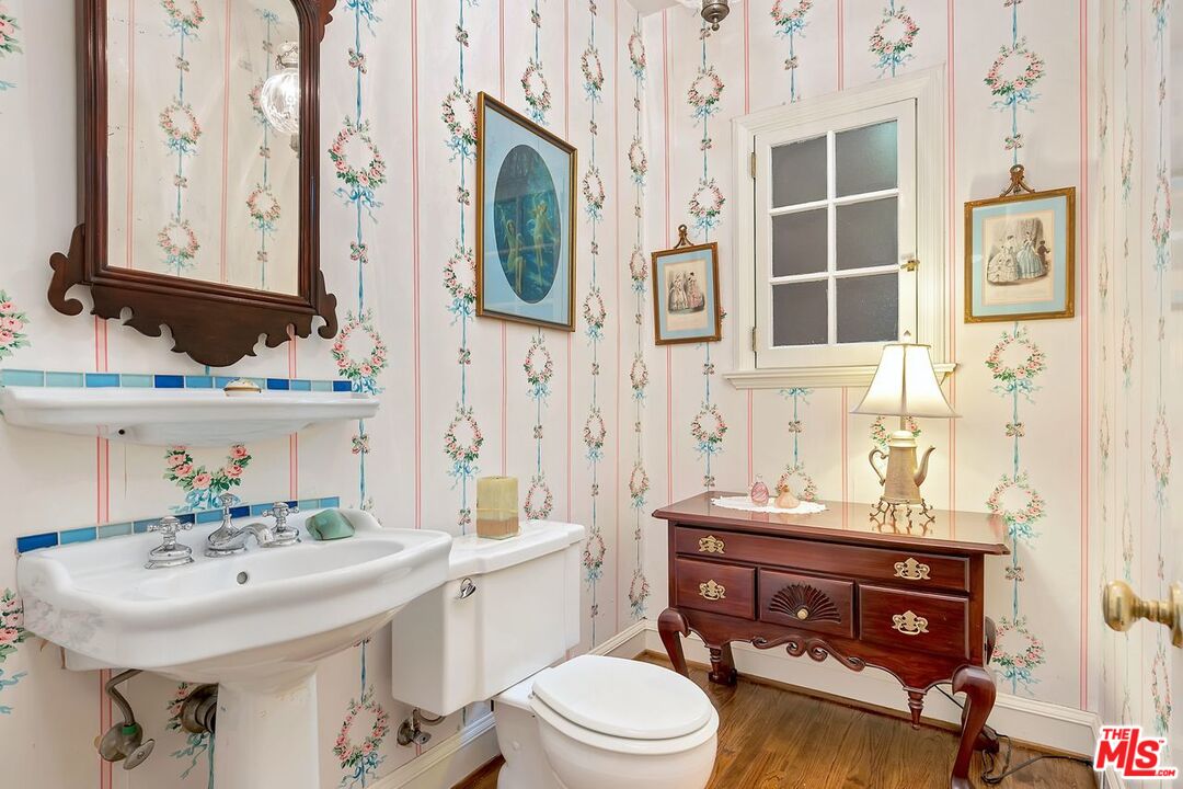 208 South Plymouth Boulevard Los Angeles, CA 90004 - Photo 17 of 44 a bathroom with a sink a toilet and mirror