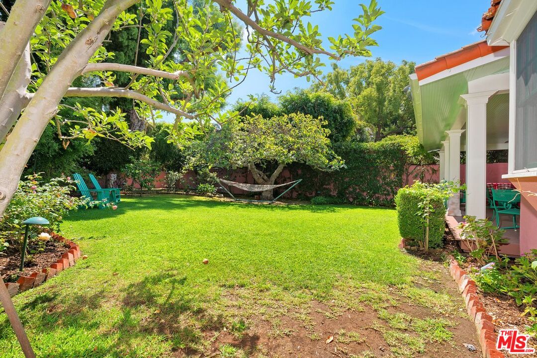 208 South Plymouth Boulevard Los Angeles, CA 90004 - Photo 28 of 44 a view of a garden with plants