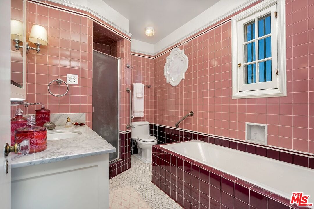 208 South Plymouth Boulevard Los Angeles, CA 90004 - Photo 34 of 44 a bathroom with a tub a sink and a shower