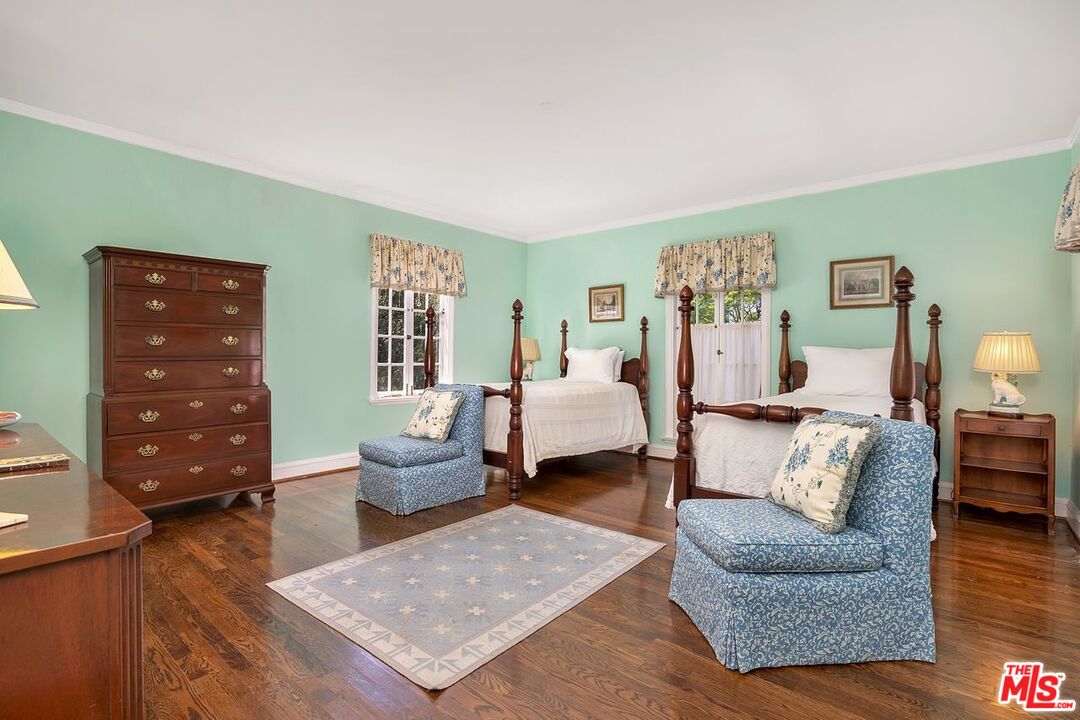 208 South Plymouth Boulevard Los Angeles, CA 90004 - Photo 38 of 44 a living room with furniture and wooden floor