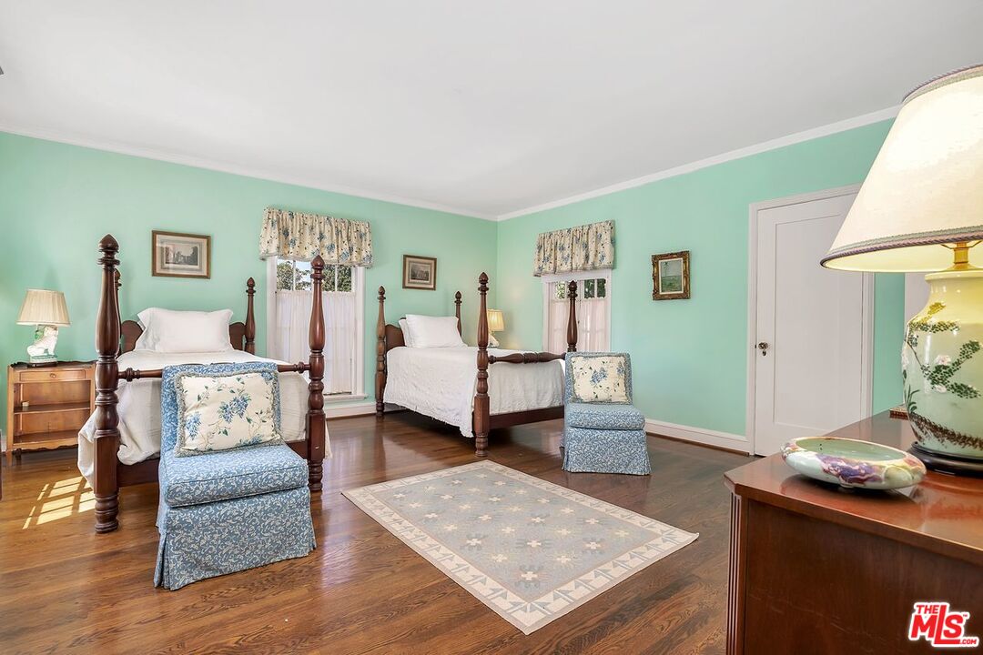 208 South Plymouth Boulevard Los Angeles, CA 90004 - Photo 39 of 44 a living room with furniture and a lamp