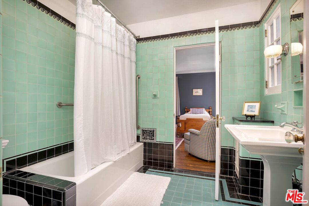 208 South Plymouth Boulevard Los Angeles, CA 90004 - Photo 40 of 44