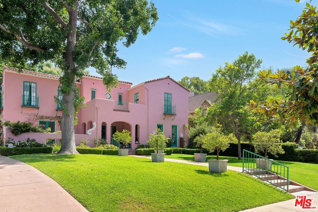 208 South Plymouth Boulevard Los Angeles, CA 90004 - Photo 4 of 44