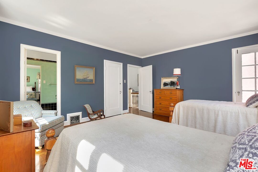 208 South Plymouth Boulevard Los Angeles, CA 90004 - Photo 41 of 44 a bedroom with two bed and a couch