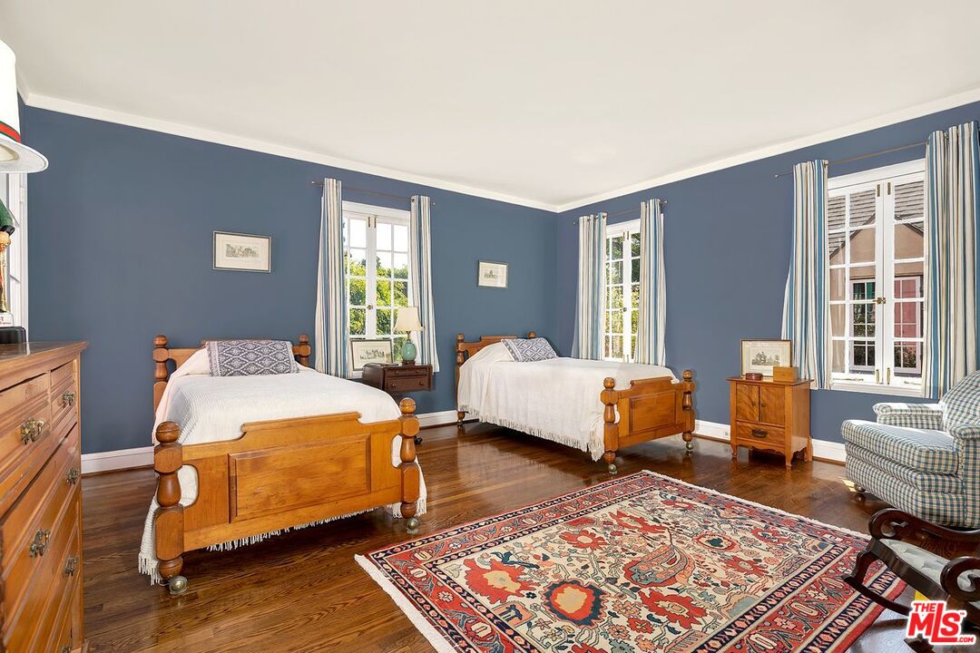 208 South Plymouth Boulevard Los Angeles, CA 90004 - Photo 42 of 44 a bedroom with two beds and a couch