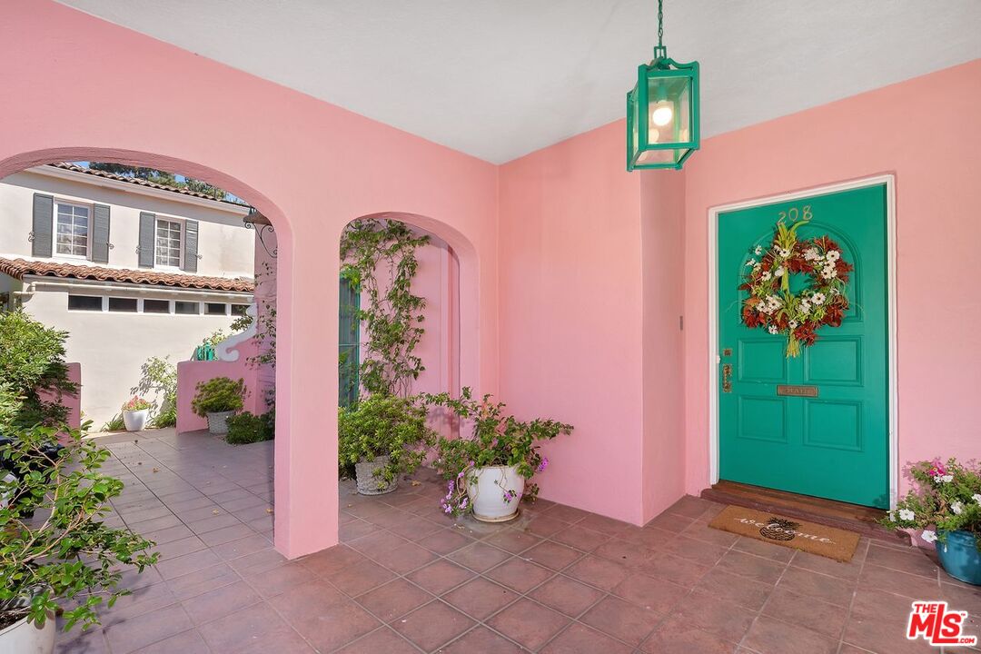 208 South Plymouth Boulevard Los Angeles, CA 90004 - Photo 43 of 44 a front view of a house with garden