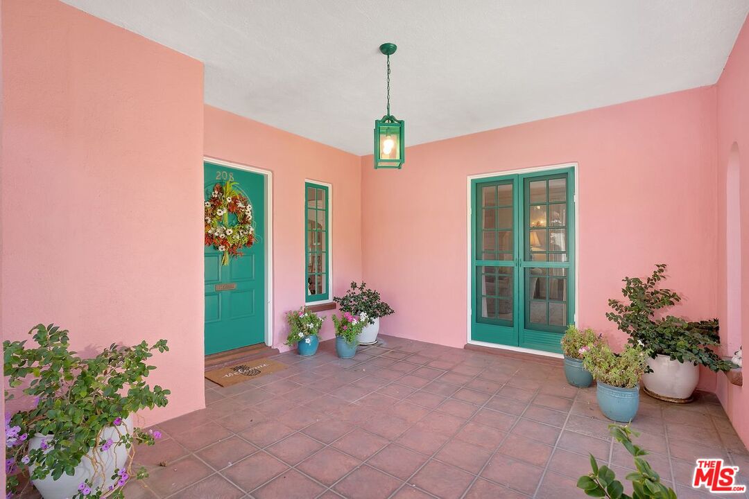 208 South Plymouth Boulevard Los Angeles, CA 90004 - Photo 7 of 44