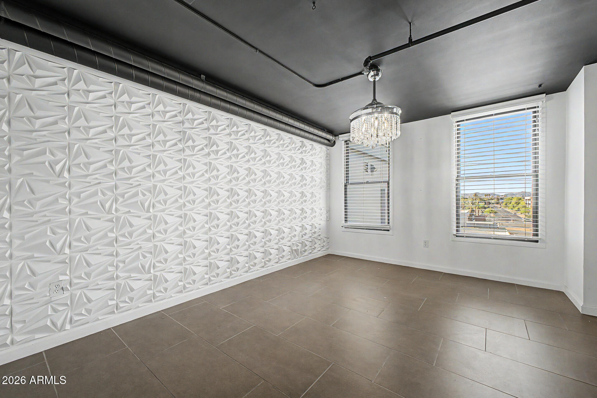 535 West Thomas Road, Unit 513 Phoenix, AZ 85013 - Photo 10 of 33 a very nice looking room with a large window