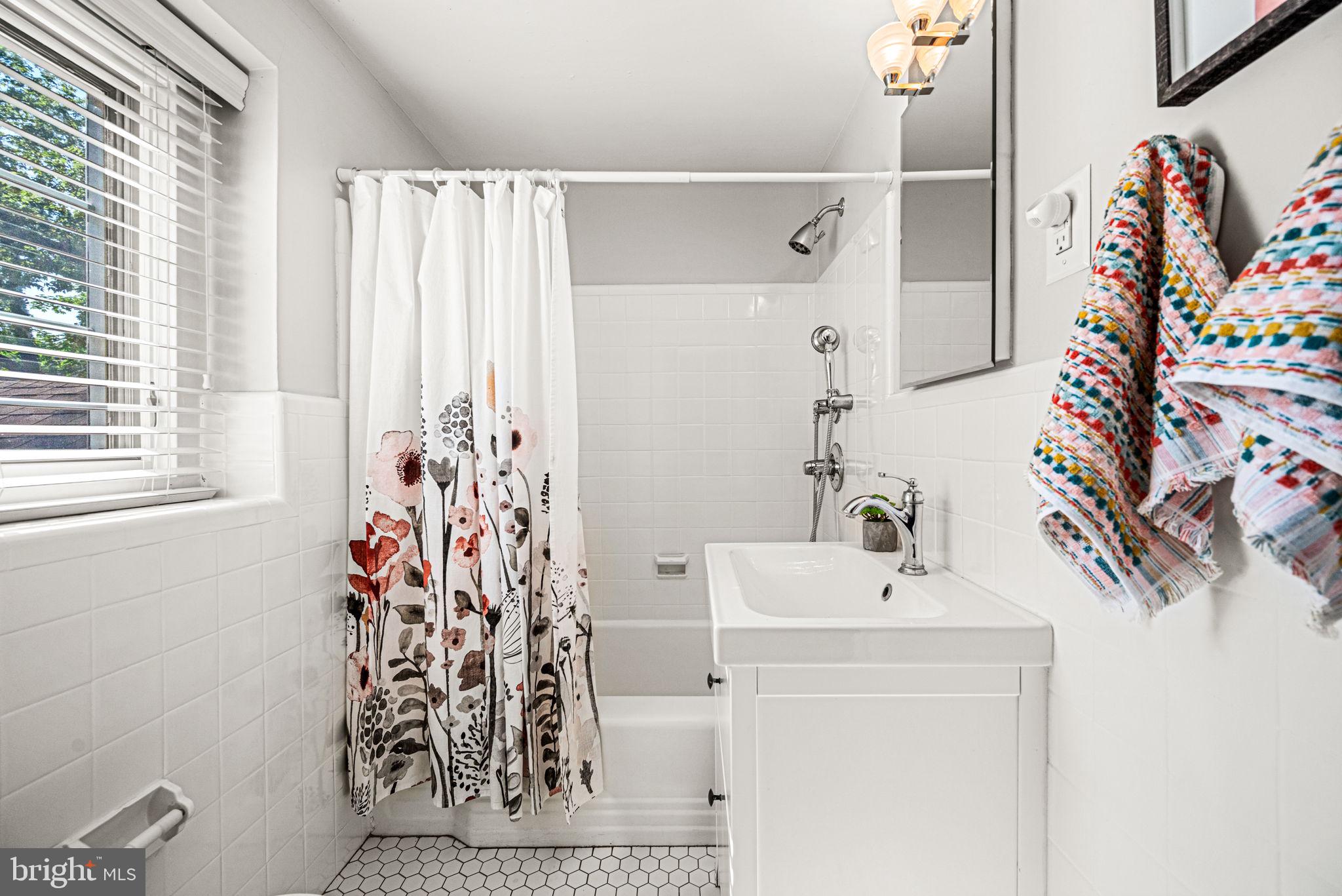 79 Crestline Road Wayne, PA 19087 - Photo 38 of 51 2nd Fl - full hall bathroom