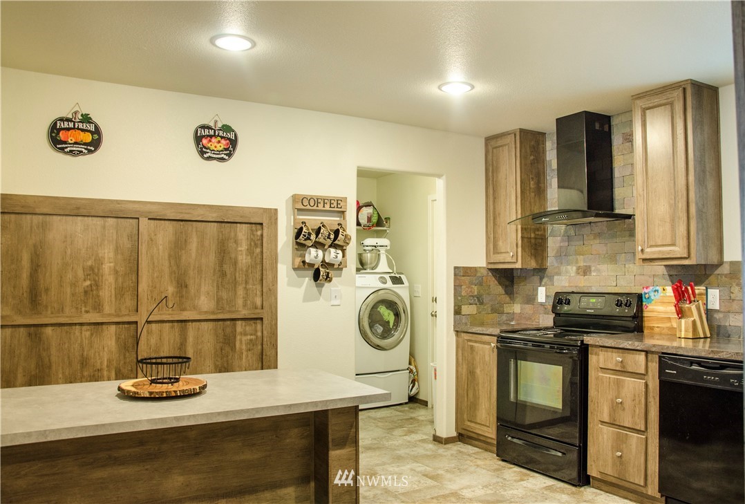6510 Skinner Road Granite Falls, WA 98252 - Photo 9 of 19 a view of a kitchen with appliances and cabinets
